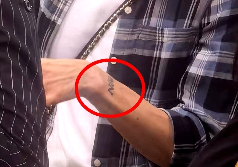 手上的纹身"出卖了"她