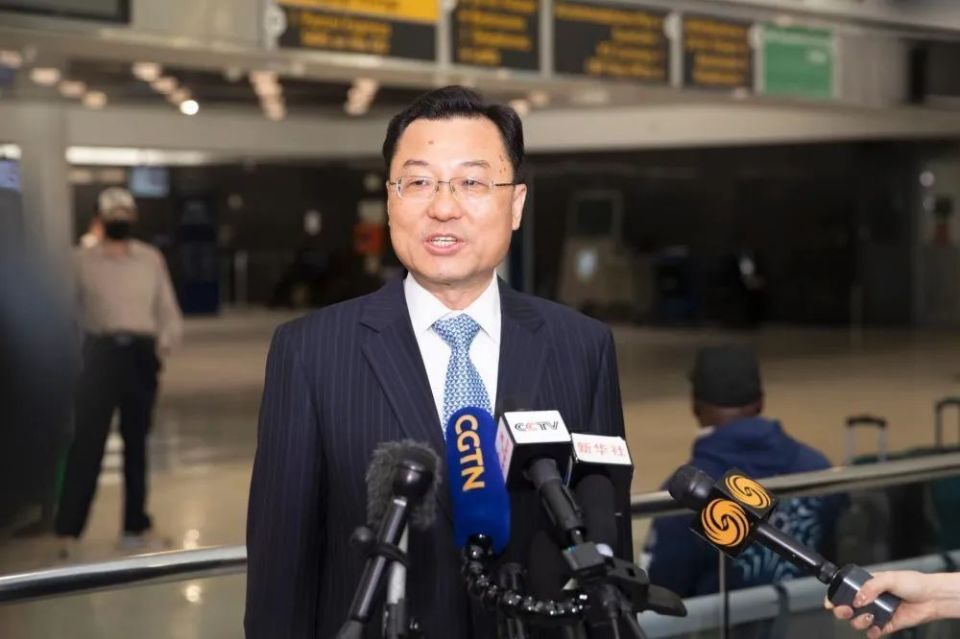 我大使向拜登递交国书，3个细节展现中国态度，没穿西装没打领带_腾讯新闻