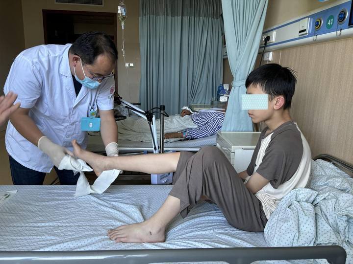 孩子被查出扁平足,是手术还是保守治疗?医生这么说