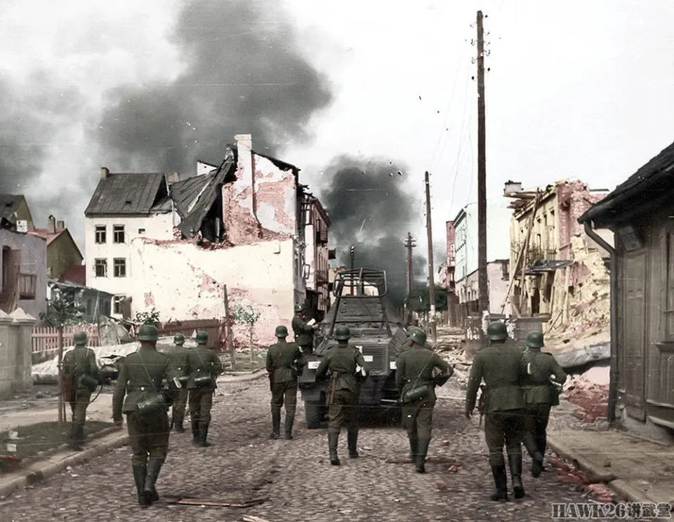 一名波兰军官与一名德国军官谈判,开始