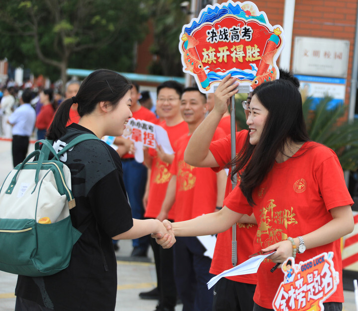 6月7日上午,在舟山中学考点,站在校门口的老师们为进入考点的考生加油