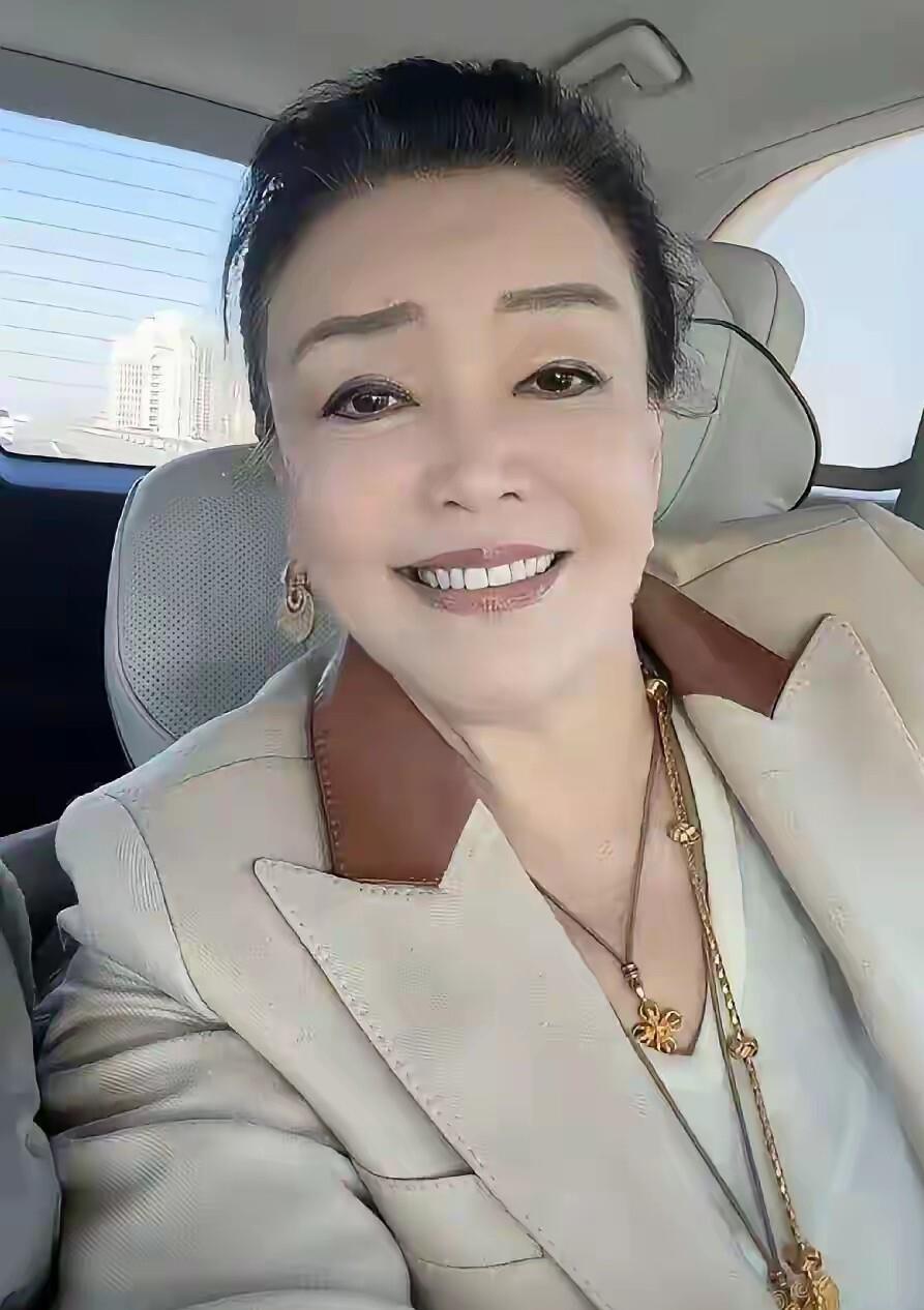 张兰丝毫不生气，现身麻六记开业现场，面带笑容，一身西装太霸气_腾讯新闻