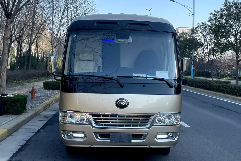 宇通星辰版豪华中巴比考斯特胜在装修比红旗输在车标