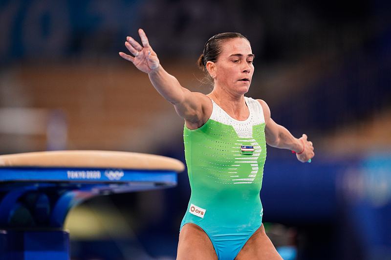 从1992年以独联体运动员身份参赛,到代表乌兹别克斯坦出战,再因为儿子