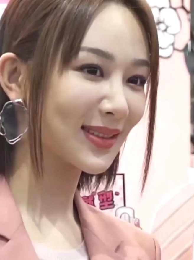 杨紫近照变硅胶脸脸肿得像发面馒头妆容造型也一言难尽