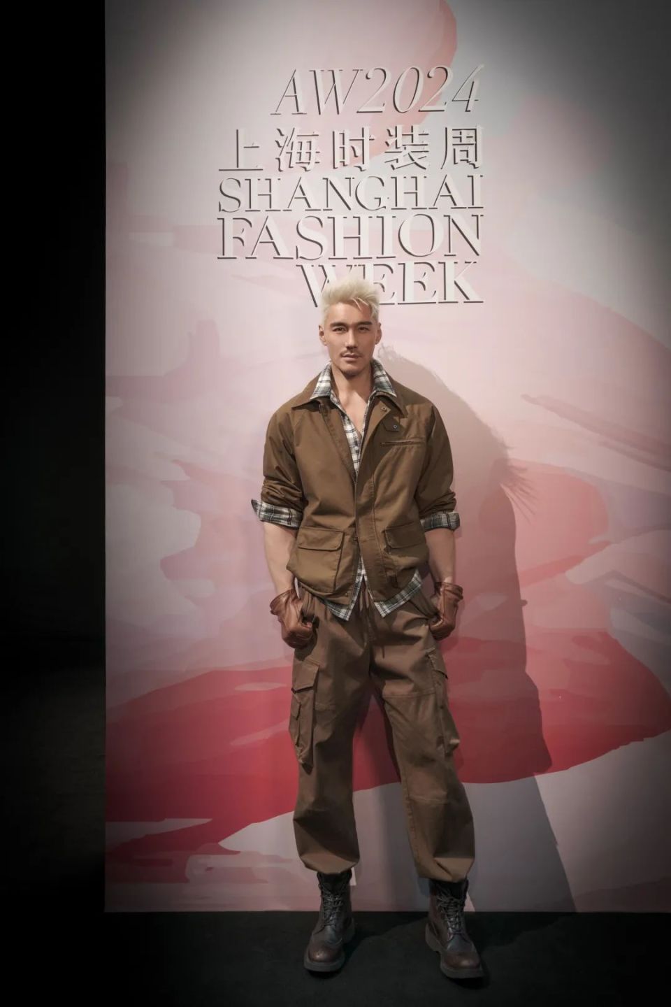 他是"中国首席男模",如今53岁走秀却像35岁,被夸"不老男神"