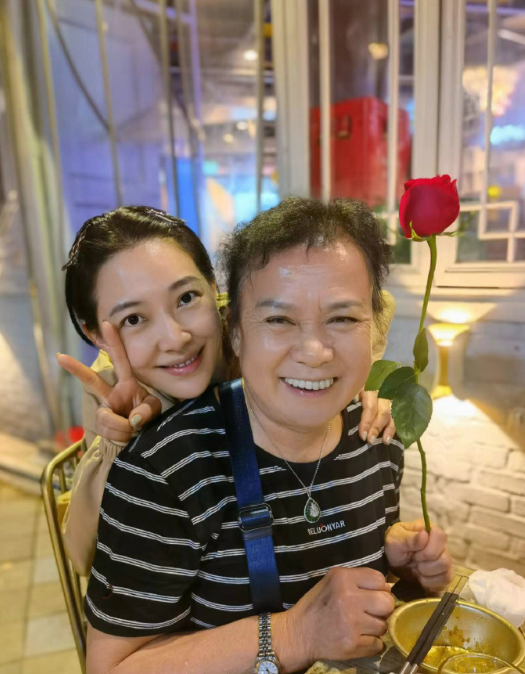 秦子越母亲节官宣二胎性别妹妹露正脸和姐姐一样都像爸爸聂远