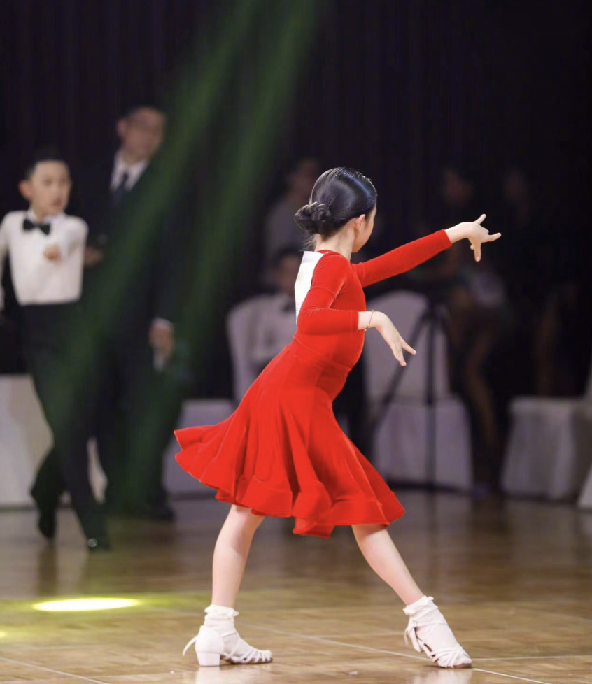孙俪晒8岁女儿跳拉丁分享育儿心得小花妹妹穿红裙在台上自信热舞