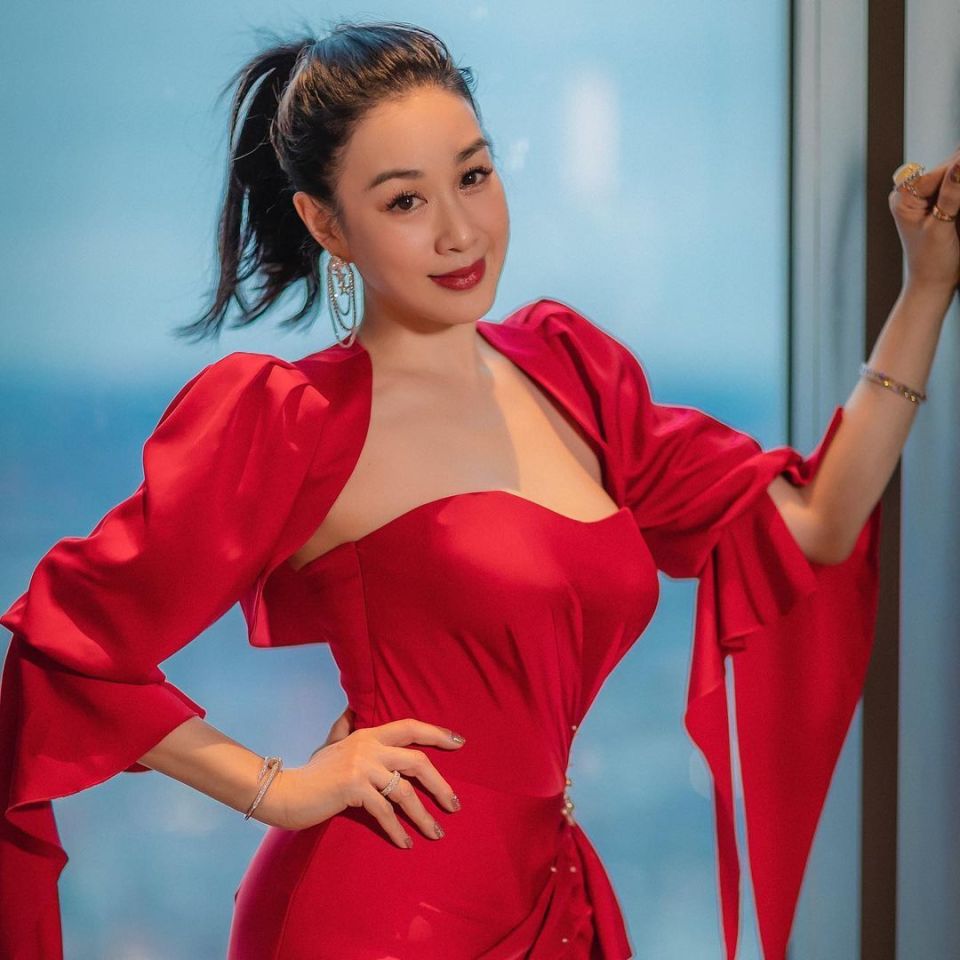 44岁陈乔恩随老公回大马过年,春节期间大秀身材,被宠成少女_腾讯新闻