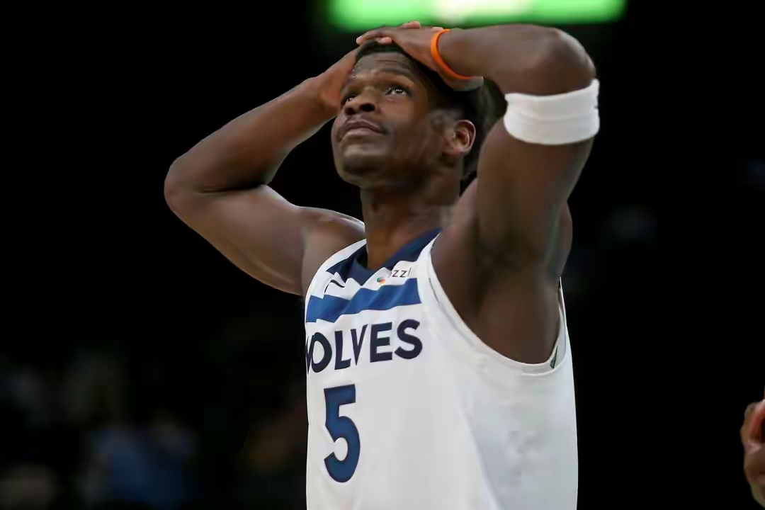 韌帶無損傷，愛德華茲確診左膝確診骨挫傷和過度伸展 - 