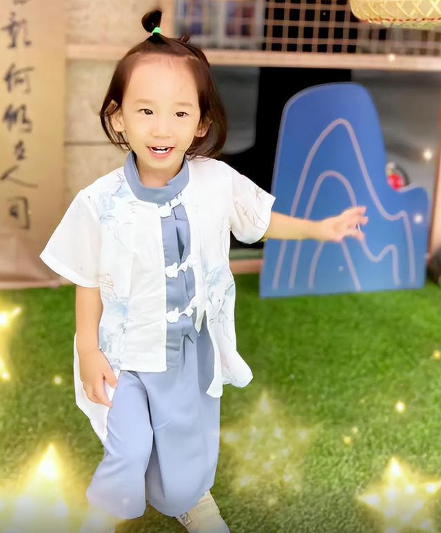 应采儿首度回应将二胎儿子当女孩养直言以后会继续让hoho留长发