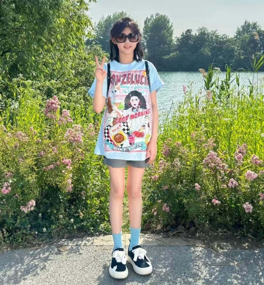 陆毅俩女儿近照曝光,贝儿和妹妹长成"双胞胎",同款麻杆腿抢镜