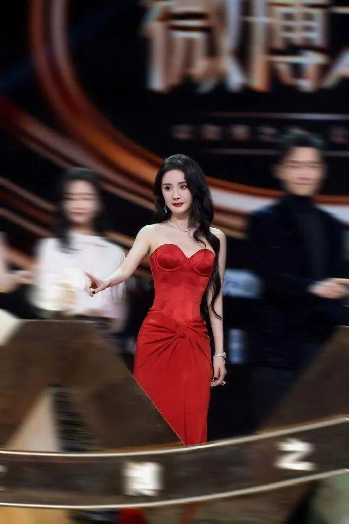 6,倪妮——上海国际电影节:风情妩媚作为红毯女王,倪妮的造型一直挺出