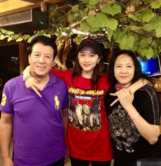付宁导演告别仪式,关晓彤和父母,李沁送花圈,好友透露他睡梦中去世