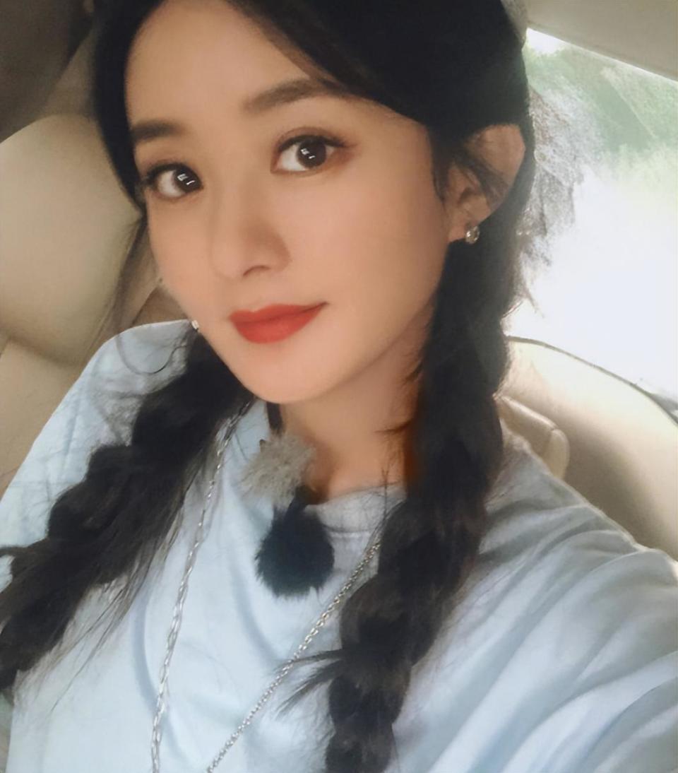 她们做出了相反的选择:章子怡重回c位,杨颖作到塌房