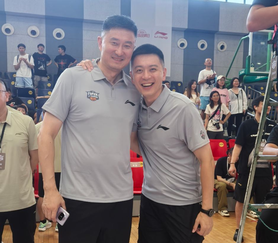 杨鸣发照搂住杜锋,文案玩梗:qi乐融融!