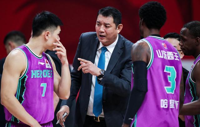 顶薪白签了山东一哥场均仅11分连续两年下滑急需巩晓彬回归