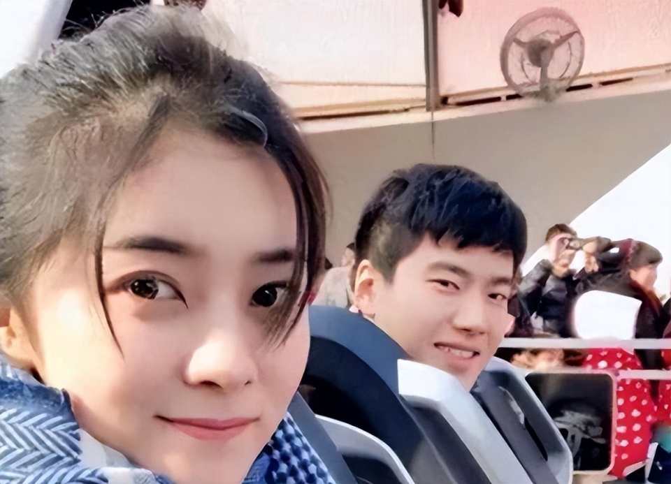 可能是家境好,父母让梁靖崑早早就结婚了.