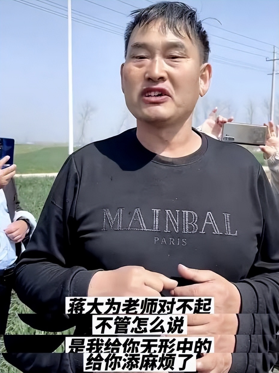 朱之文重新穿上当年的旧大衣奈何肚子太大扣子都系不上了