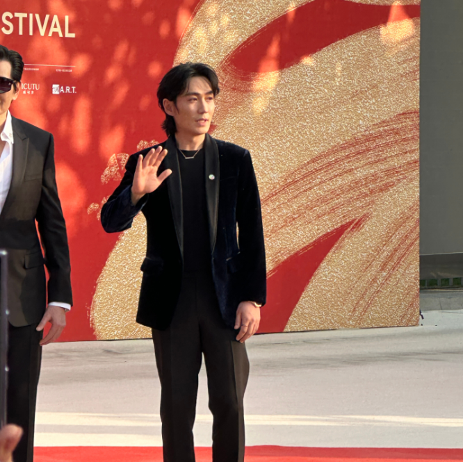 高圆圆造型太惊喜,胡歌穿搭依旧显帅气