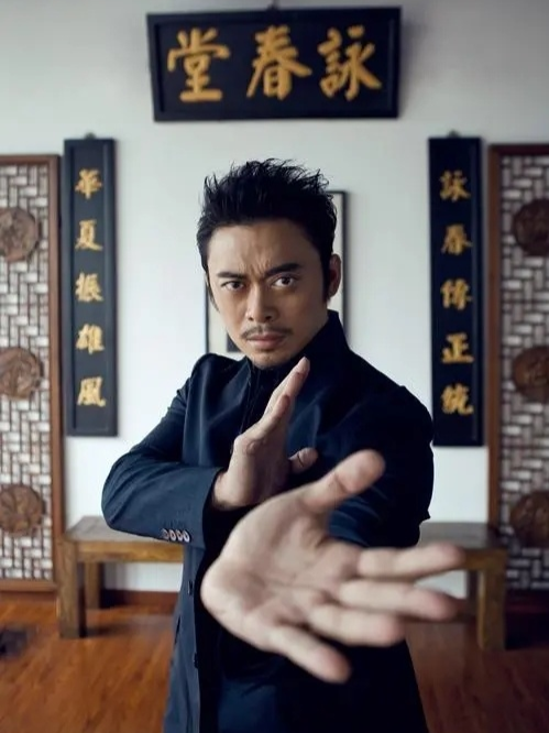 入行,他笑称很庆幸能与多位出色的动作演员一同长大:"例如樊少皇,张晋