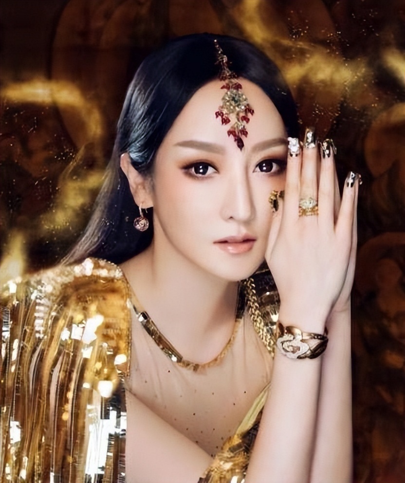 从电音到梵音歌手,她因"萨顶顶"爆红,但"周鹏"才是梦的根本_腾讯新闻