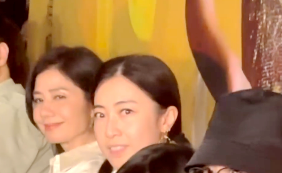 看了64岁钟楚红和44岁甘比的合照,才知道香港顶级美人的魅力