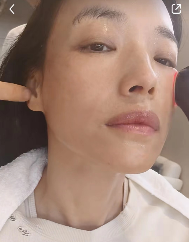 47岁舒淇晒无修图全素颜,脸上雀斑明显,皮肤紧致无皱纹状态超好_腾讯