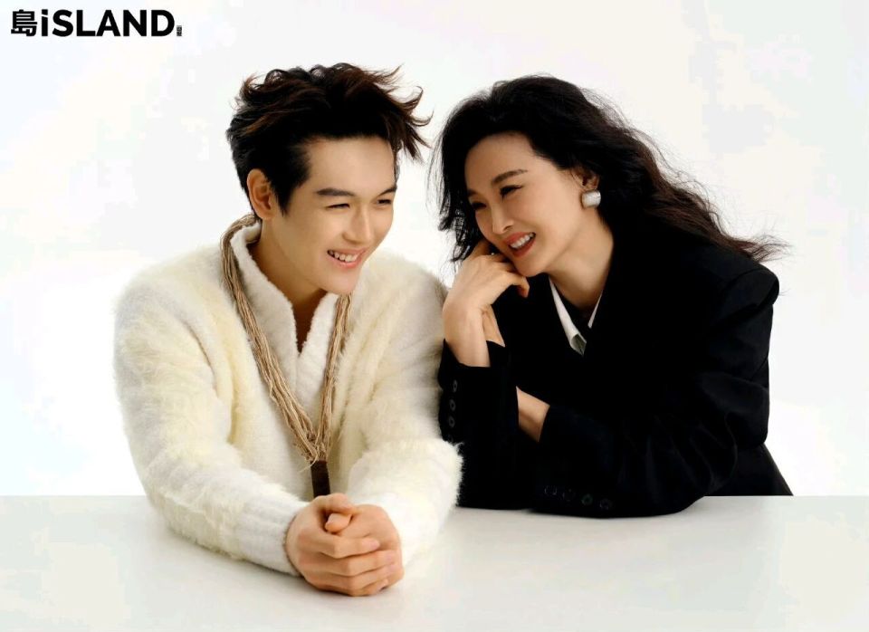 王艳与19岁儿子合体拍大片！昔日小胖墩颜值逆袭 母子同框似姐弟