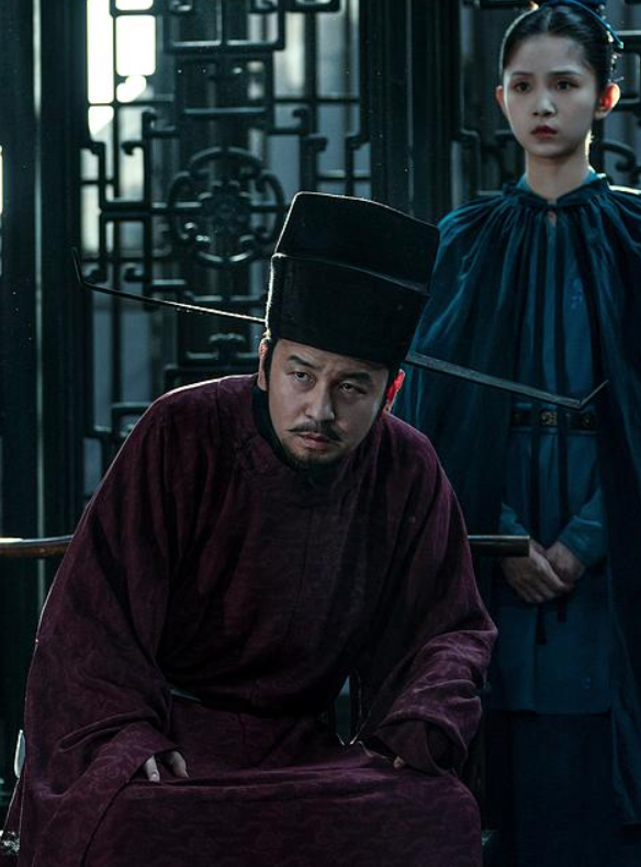 雷佳音褪去以往的老实,身着黑披风,眼神阴郁,演活了千古奸臣秦桧;张译