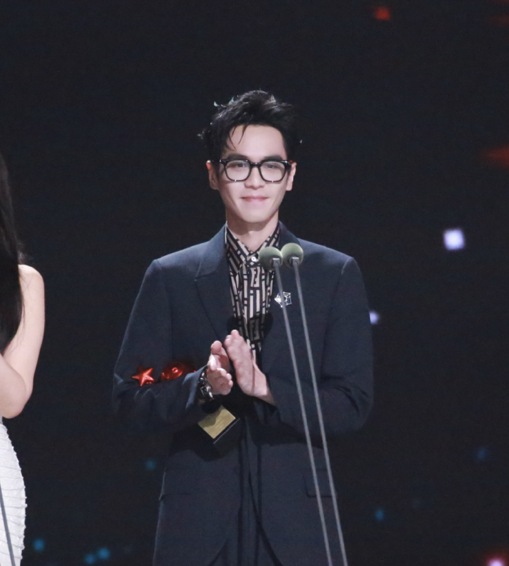 首先是闫妮与张若昀同台领奖时错拿了对方的奖杯,在张若昀的提醒下才