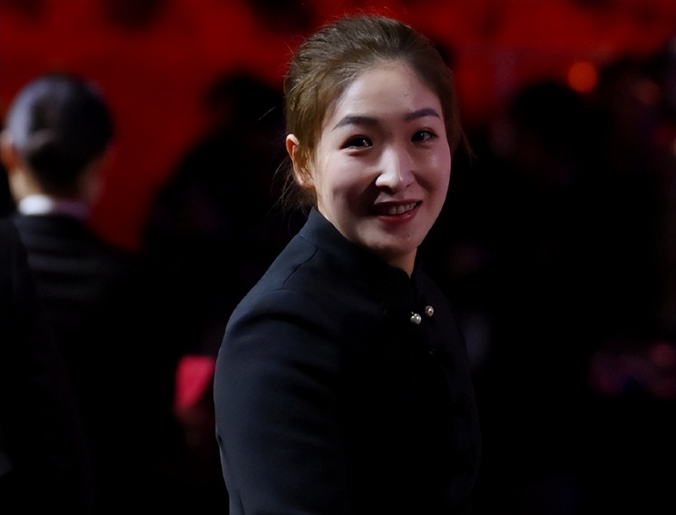 又见刘诗雯!小枣现身机场,穿得严实仍难掩漂亮,嘟嘴卖萌好可爱