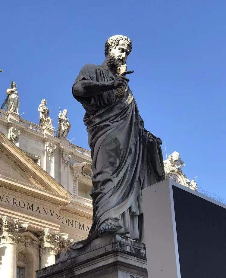 雕像上的彼得神情自若,低头似在思索,右手握着两把钥匙.