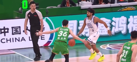 威爾斯26+4獻關鍵罰球！遼寧險勝寧波避連敗 付豪16+10馬丁14分 - 