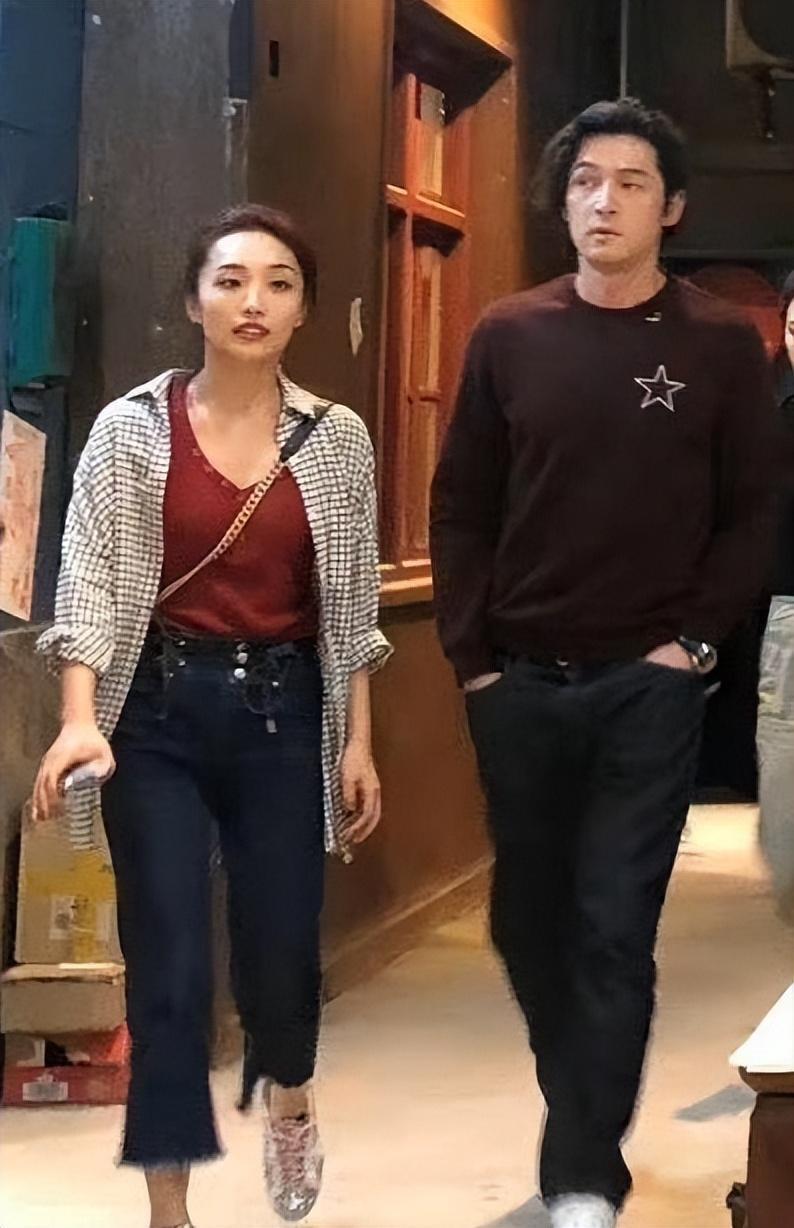 胡歌携助理老婆超市大采购奶粉年货堆满购物车黄曦宁忙前忙后