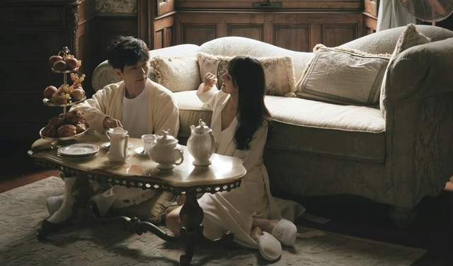 北大校草郭文韬晒婚礼!白纱西装绚烂烟火,考古夫妻恋爱往事,情话好甜