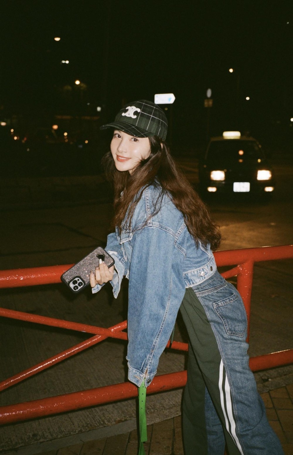 孙嘉璐荡秋千笑容纯真,牛仔风穿搭甜酷俏皮,治愈力max_腾讯新闻