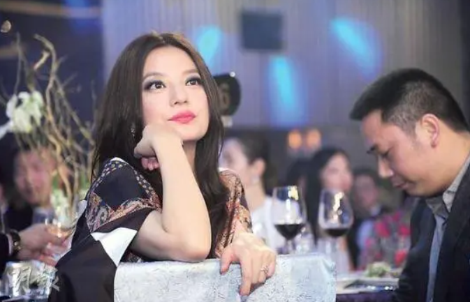 「小燕子」赵薇"自杀疑云"破冰!近照揭示其潇洒生活轨迹