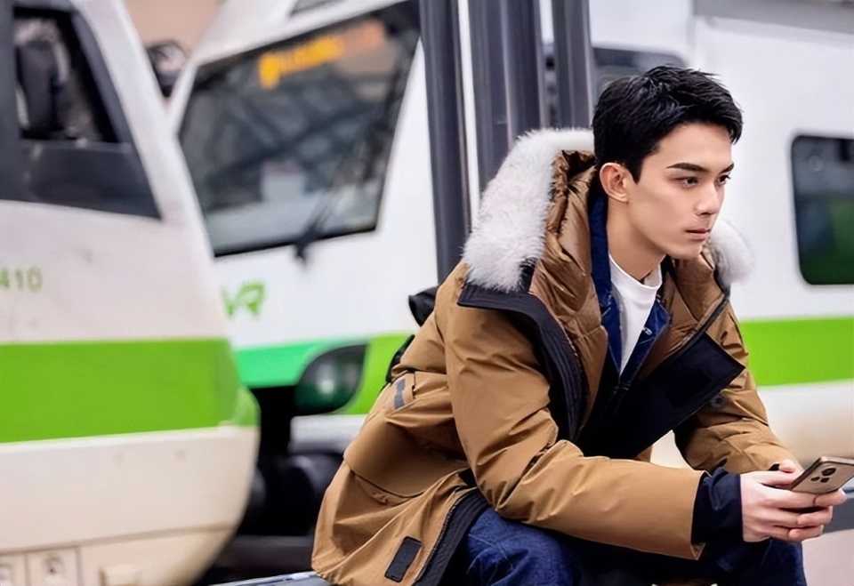 和向涵之被传绯闻,大方公布感情状态,95后小生吴磊只靠作品说话_腾讯