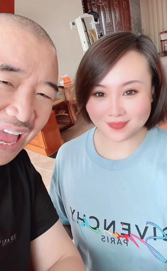 "刘能"妻子晒全家福,被吐槽不如温美玲好看,本人回应尽显低情商