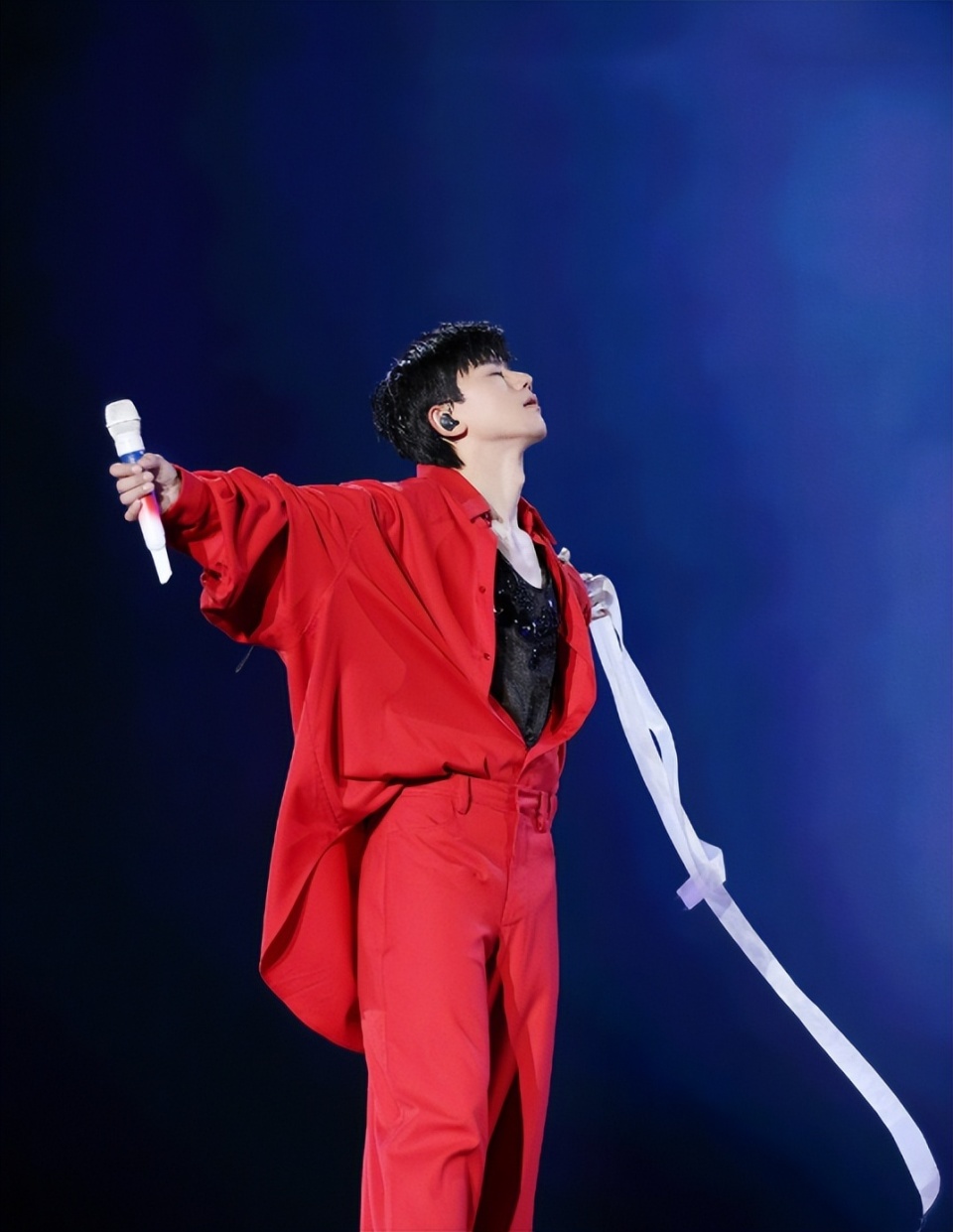 现场的粉丝们,都是一脸的兴奋,应援色在现场变成了一片海洋,手中的