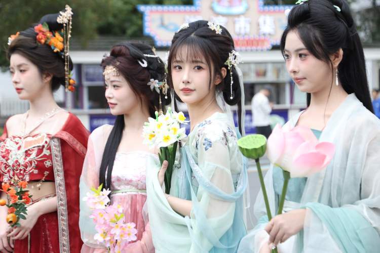 成童礼汉服游簪花秀上海欢乐谷开启国潮文化节500平方米实景还原人气