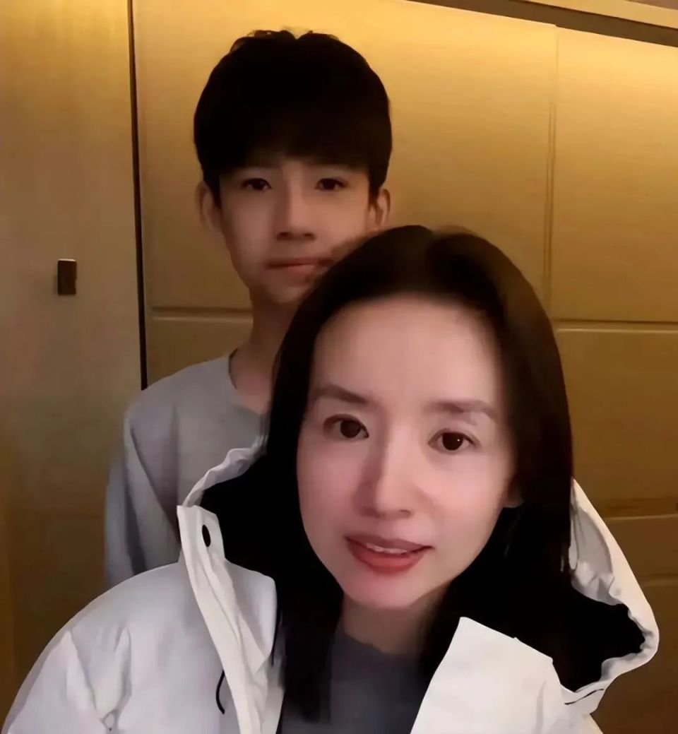 董洁儿子近照曝光,14岁顶顶胡渣明显,星二代颜值都有尴尬期?_腾讯新闻