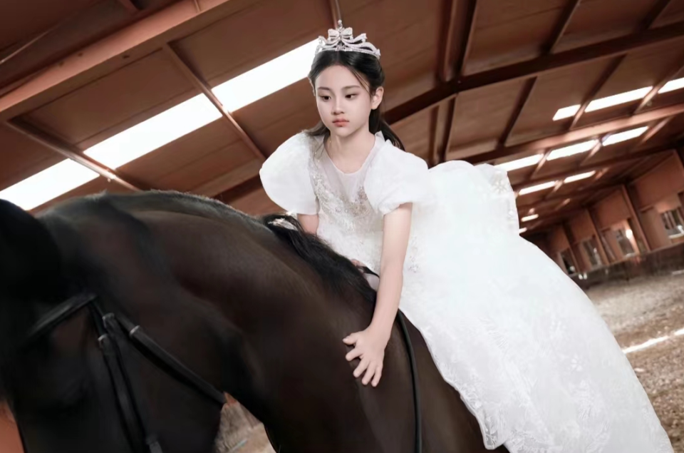 李小璐与甜馨拍写真,母女黑白裙气质冷艳,妈妈像女王女儿像公主_腾讯