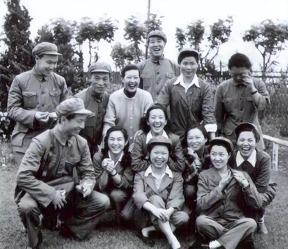 舒绣文去世56年，后人状况如何？儿子做过演员晚年幸福，孙子很有出息_腾讯新闻