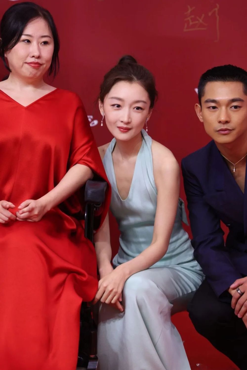 倪妮鱼尾裙惊艳,周冬雨妆美,张小斐秀长腿_腾讯新闻