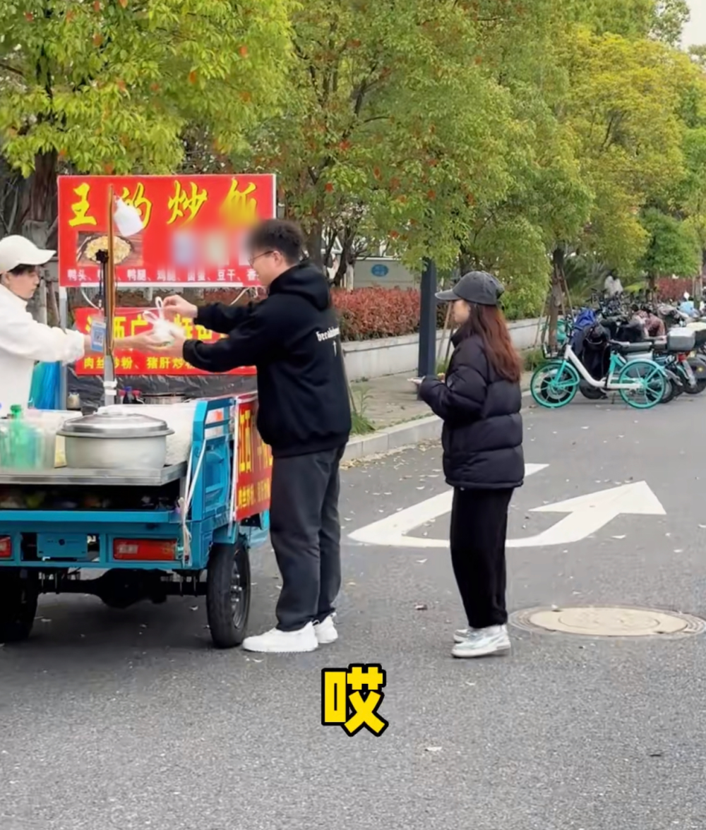 56岁女星李颖吃10元路边摊炒饭坐姿豪迈接地气学炒饭动作笨拙