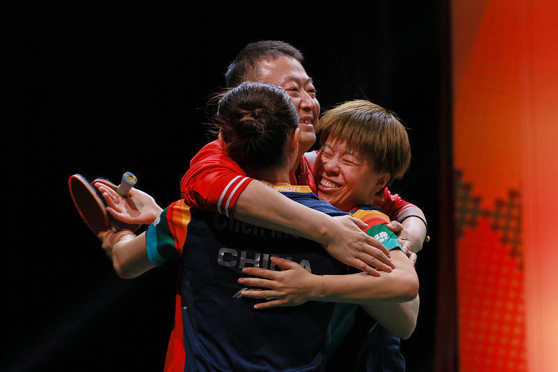 陈梦,王艺迪生涯首夺世乒赛单项冠军,与马琳紧紧拥抱_腾讯新闻