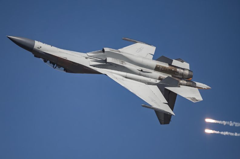 美国人发现:中国重型双座战斗机塑造空战优势,美军却在自废武功