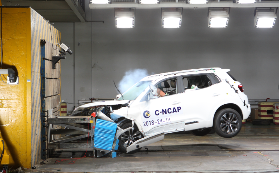 增加新能源汽车碰撞试验内容在刚刚开幕的2022中国汽车安全大会上